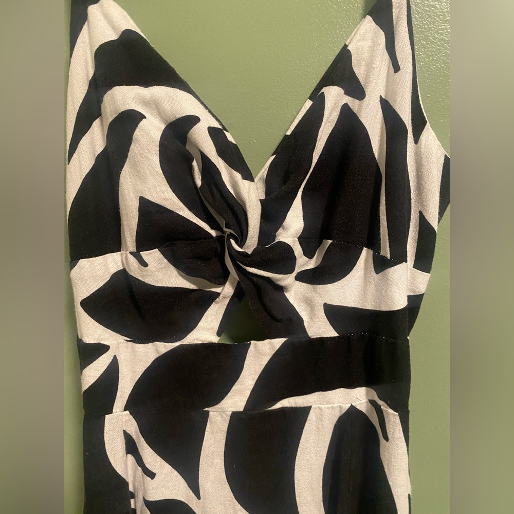 Elegant Black and White Maxi Dress - Picture 3 of 5